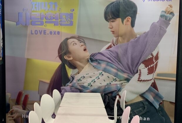 Sinopsis LOVE.exe (2025): Revolusi Cinta Antara Jagoan Model dan Jenius Teknik Komputer